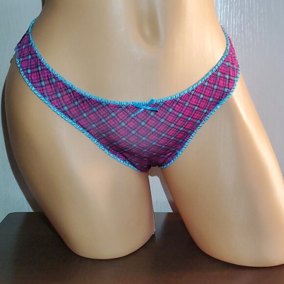 Victoria's Secret Thong Panties. New with Tags Size Medium. - Picture 2 of 3